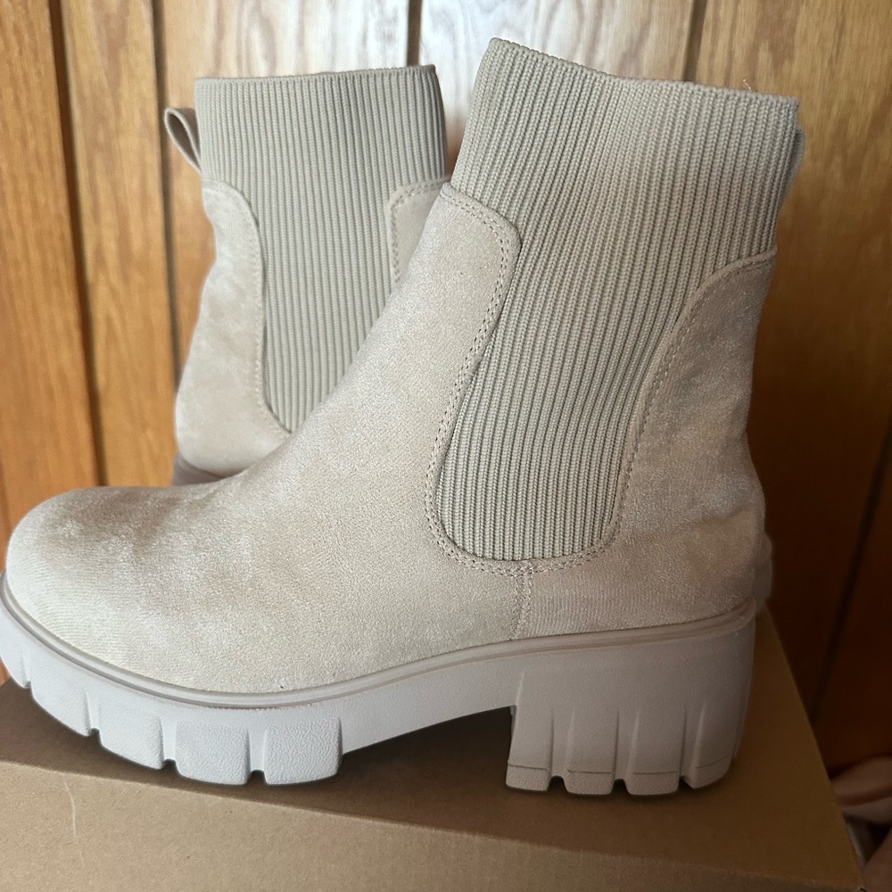 CUSHIONAIRE Women's Sparks slip on chelsea boot +Memory Foam